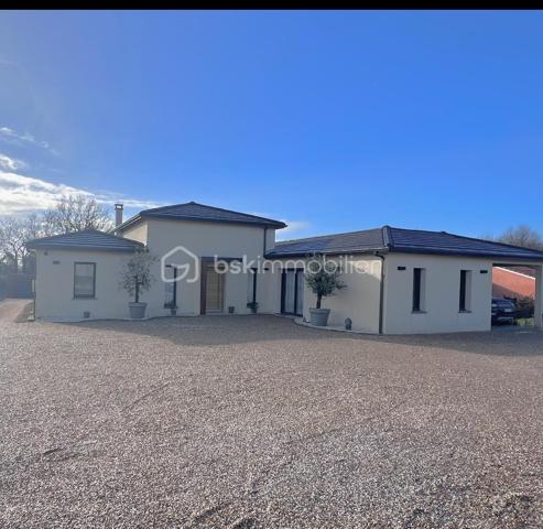 MAISON CONTEMPORAINE                      PROCHE DE COUTRAS                    HABITATION ET ACTIVITÉ LIBÉRALE 

Découvrez ce charmant havre de paix situé dans le quartier pavillonnaire proche de Coutras. Cette maison contemporaine de 190 m², nichée
sur un magnifique terrain de 1705 m², vous offre une vie paisible en pleine campagne.

Avec ses 8 pièces, un vaste séjour de plus de 60m2 , une cuisine aménagée et équipée , séparée par une grande verrière , ses 4/5 chambres  possible ,
dont une suite parentale avec une salle de bains et son dressing, 1 salle d'eau et un toilette séparé . Le cellier / buanderie , très bien pensé et
équipé , offrant de nombreux rangements . Cette maison vous accueille avec un style moderne et confortable.

Un espace dédié à une activité de garde d'enfants de plus de 40m2 , composé d'une salle de jeux , d'un toilette et de 2 espaces de repos sont
actuellement une source de revenus et pourrait devenir votre prochain lieu de travail ou bien une future chambre d'hotes . 

Les extérieurs ne sont pas en reste avec une terrasse orientée plein Sud, une piscine à débordement carrelée pour des moments de détente
ensoleillés. Un très parking pour plusieurs véhicules , sans oublier un carport attenant à la maison et 1 box pour plus de commodité. Profitez
d'une vue dégagée et d’un environnement calme.

La maison est équipée de la climatisation et d'un système de chauffage individuel par aérothermie (PAC air/air ) simple et économique . La
gare de St Seurin sur l'Isle et plusieurs lignes de bus sont à proximité, offrant un accès pratique aux transports en commun.

Ne manquez pas cette opportunité coup de cœur et venez la découvrir .
La taxe foncière s'élève à 933 €. Contactez Jean Noel Castaner pour plus d'informations