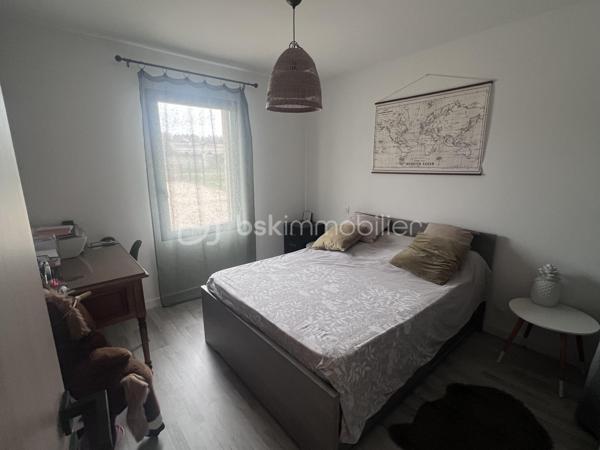 MAISON CONTEMPORAINE                      PROCHE DE COUTRAS                    HABITATION ET ACTIVITÉ LIBÉRALE 

Découvrez ce charmant havre de paix situé dans le quartier pavillonnaire proche de Coutras. Cette maison contemporaine de 190 m², nichée
sur un magnifique terrain de 1705 m², vous offre une vie paisible en pleine campagne.

Avec ses 8 pièces, un vaste séjour de plus de 60m2 , une cuisine aménagée et équipée , séparée par une grande verrière , ses 4/5 chambres  possible ,
dont une suite parentale avec une salle de bains et son dressing, 1 salle d'eau et un toilette séparé . Le cellier / buanderie , très bien pensé et
équipé , offrant de nombreux rangements . Cette maison vous accueille avec un style moderne et confortable.

Un espace dédié à une activité de garde d'enfants de plus de 40m2 , composé d'une salle de jeux , d'un toilette et de 2 espaces de repos sont
actuellement une source de revenus et pourrait devenir votre prochain lieu de travail ou bien une future chambre d'hotes . 

Les extérieurs ne sont pas en reste avec une terrasse orientée plein Sud, une piscine à débordement carrelée pour des moments de détente
ensoleillés. Un très parking pour plusieurs véhicules , sans oublier un carport attenant à la maison et 1 box pour plus de commodité. Profitez
d'une vue dégagée et d’un environnement calme.

La maison est équipée de la climatisation et d'un système de chauffage individuel par aérothermie (PAC air/air ) simple et économique . La
gare de St Seurin sur l'Isle et plusieurs lignes de bus sont à proximité, offrant un accès pratique aux transports en commun.

Ne manquez pas cette opportunité coup de cœur et venez la découvrir .
La taxe foncière s'élève à 933 €. Contactez Jean Noel Castaner pour plus d'informations
