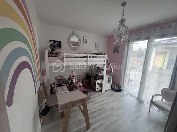 MAISON CONTEMPORAINE                      PROCHE DE COUTRAS                    HABITATION ET ACTIVITÉ LIBÉRALE 

Découvrez ce charmant havre de paix situé dans le quartier pavillonnaire proche de Coutras. Cette maison contemporaine de 190 m², nichée
sur un magnifique terrain de 1705 m², vous offre une vie paisible en pleine campagne.

Avec ses 8 pièces, un vaste séjour de plus de 60m2 , une cuisine aménagée et équipée , séparée par une grande verrière , ses 4/5 chambres  possible ,
dont une suite parentale avec une salle de bains et son dressing, 1 salle d'eau et un toilette séparé . Le cellier / buanderie , très bien pensé et
équipé , offrant de nombreux rangements . Cette maison vous accueille avec un style moderne et confortable.

Un espace dédié à une activité de garde d'enfants de plus de 40m2 , composé d'une salle de jeux , d'un toilette et de 2 espaces de repos sont
actuellement une source de revenus et pourrait devenir votre prochain lieu de travail ou bien une future chambre d'hotes . 

Les extérieurs ne sont pas en reste avec une terrasse orientée plein Sud, une piscine à débordement carrelée pour des moments de détente
ensoleillés. Un très parking pour plusieurs véhicules , sans oublier un carport attenant à la maison et 1 box pour plus de commodité. Profitez
d'une vue dégagée et d’un environnement calme.

La maison est équipée de la climatisation et d'un système de chauffage individuel par aérothermie (PAC air/air ) simple et économique . La
gare de St Seurin sur l'Isle et plusieurs lignes de bus sont à proximité, offrant un accès pratique aux transports en commun.

Ne manquez pas cette opportunité coup de cœur et venez la découvrir .
La taxe foncière s'élève à 933 €. Contactez Jean Noel Castaner pour plus d'informations