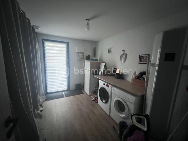 MAISON CONTEMPORAINE                      PROCHE DE COUTRAS                    HABITATION ET ACTIVITÉ LIBÉRALE 

Découvrez ce charmant havre de paix situé dans le quartier pavillonnaire proche de Coutras. Cette maison contemporaine de 190 m², nichée
sur un magnifique terrain de 1705 m², vous offre une vie paisible en pleine campagne.

Avec ses 8 pièces, un vaste séjour de plus de 60m2 , une cuisine aménagée et équipée , séparée par une grande verrière , ses 4/5 chambres  possible ,
dont une suite parentale avec une salle de bains et son dressing, 1 salle d'eau et un toilette séparé . Le cellier / buanderie , très bien pensé et
équipé , offrant de nombreux rangements . Cette maison vous accueille avec un style moderne et confortable.

Un espace dédié à une activité de garde d'enfants de plus de 40m2 , composé d'une salle de jeux , d'un toilette et de 2 espaces de repos sont
actuellement une source de revenus et pourrait devenir votre prochain lieu de travail ou bien une future chambre d'hotes . 

Les extérieurs ne sont pas en reste avec une terrasse orientée plein Sud, une piscine à débordement carrelée pour des moments de détente
ensoleillés. Un très parking pour plusieurs véhicules , sans oublier un carport attenant à la maison et 1 box pour plus de commodité. Profitez
d'une vue dégagée et d’un environnement calme.

La maison est équipée de la climatisation et d'un système de chauffage individuel par aérothermie (PAC air/air ) simple et économique . La
gare de St Seurin sur l'Isle et plusieurs lignes de bus sont à proximité, offrant un accès pratique aux transports en commun.

Ne manquez pas cette opportunité coup de cœur et venez la découvrir .
La taxe foncière s'élève à 933 €. Contactez Jean Noel Castaner pour plus d'informations