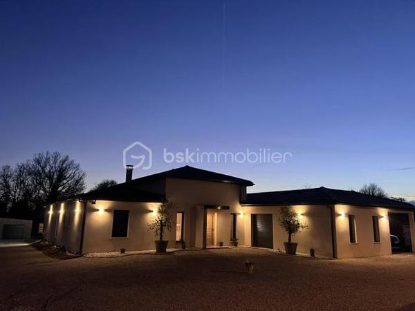 MAISON CONTEMPORAINE                      PROCHE DE COUTRAS                    HABITATION ET ACTIVITÉ LIBÉRALE 

Découvrez ce charmant havre de paix situé dans le quartier pavillonnaire proche de Coutras. Cette maison contemporaine de 190 m², nichée
sur un magnifique terrain de 1705 m², vous offre une vie paisible en pleine campagne.

Avec ses 8 pièces, un vaste séjour de plus de 60m2 , une cuisine aménagée et équipée , séparée par une grande verrière , ses 4/5 chambres  possible ,
dont une suite parentale avec une salle de bains et son dressing, 1 salle d'eau et un toilette séparé . Le cellier / buanderie , très bien pensé et
équipé , offrant de nombreux rangements . Cette maison vous accueille avec un style moderne et confortable.

Un espace dédié à une activité de garde d'enfants de plus de 40m2 , composé d'une salle de jeux , d'un toilette et de 2 espaces de repos sont
actuellement une source de revenus et pourrait devenir votre prochain lieu de travail ou bien une future chambre d'hotes . 

Les extérieurs ne sont pas en reste avec une terrasse orientée plein Sud, une piscine à débordement carrelée pour des moments de détente
ensoleillés. Un très parking pour plusieurs véhicules , sans oublier un carport attenant à la maison et 1 box pour plus de commodité. Profitez
d'une vue dégagée et d’un environnement calme.

La maison est équipée de la climatisation et d'un système de chauffage individuel par aérothermie (PAC air/air ) simple et économique . La
gare de St Seurin sur l'Isle et plusieurs lignes de bus sont à proximité, offrant un accès pratique aux transports en commun.

Ne manquez pas cette opportunité coup de cœur et venez la découvrir .
La taxe foncière s'élève à 933 €. Contactez Jean Noel Castaner pour plus d'informations