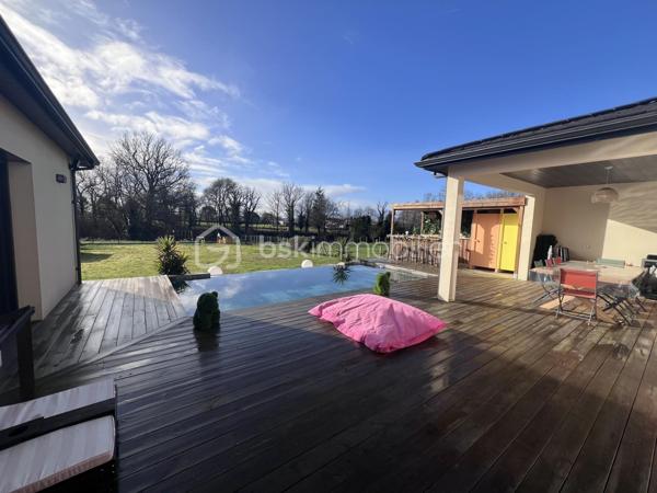 MAISON CONTEMPORAINE                      PROCHE DE COUTRAS                    HABITATION ET ACTIVITÉ LIBÉRALE 

Découvrez ce charmant havre de paix situé dans le quartier pavillonnaire proche de Coutras. Cette maison contemporaine de 190 m², nichée
sur un magnifique terrain de 1705 m², vous offre une vie paisible en pleine campagne.

Avec ses 8 pièces, un vaste séjour de plus de 60m2 , une cuisine aménagée et équipée , séparée par une grande verrière , ses 4/5 chambres  possible ,
dont une suite parentale avec une salle de bains et son dressing, 1 salle d'eau et un toilette séparé . Le cellier / buanderie , très bien pensé et
équipé , offrant de nombreux rangements . Cette maison vous accueille avec un style moderne et confortable.

Un espace dédié à une activité de garde d'enfants de plus de 40m2 , composé d'une salle de jeux , d'un toilette et de 2 espaces de repos sont
actuellement une source de revenus et pourrait devenir votre prochain lieu de travail ou bien une future chambre d'hotes . 

Les extérieurs ne sont pas en reste avec une terrasse orientée plein Sud, une piscine à débordement carrelée pour des moments de détente
ensoleillés. Un très parking pour plusieurs véhicules , sans oublier un carport attenant à la maison et 1 box pour plus de commodité. Profitez
d'une vue dégagée et d’un environnement calme.

La maison est équipée de la climatisation et d'un système de chauffage individuel par aérothermie (PAC air/air ) simple et économique . La
gare de St Seurin sur l'Isle et plusieurs lignes de bus sont à proximité, offrant un accès pratique aux transports en commun.

Ne manquez pas cette opportunité coup de cœur et venez la découvrir .
La taxe foncière s'élève à 933 €. Contactez Jean Noel Castaner pour plus d'informations