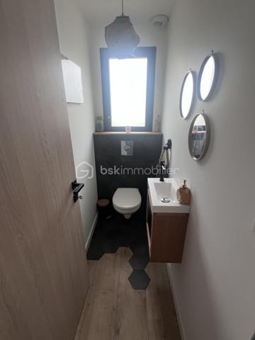 MAISON CONTEMPORAINE                      PROCHE DE COUTRAS                    HABITATION ET ACTIVITÉ LIBÉRALE 

Découvrez ce charmant havre de paix situé dans le quartier pavillonnaire proche de Coutras. Cette maison contemporaine de 190 m², nichée
sur un magnifique terrain de 1705 m², vous offre une vie paisible en pleine campagne.

Avec ses 8 pièces, un vaste séjour de plus de 60m2 , une cuisine aménagée et équipée , séparée par une grande verrière , ses 4/5 chambres  possible ,
dont une suite parentale avec une salle de bains et son dressing, 1 salle d'eau et un toilette séparé . Le cellier / buanderie , très bien pensé et
équipé , offrant de nombreux rangements . Cette maison vous accueille avec un style moderne et confortable.

Un espace dédié à une activité de garde d'enfants de plus de 40m2 , composé d'une salle de jeux , d'un toilette et de 2 espaces de repos sont
actuellement une source de revenus et pourrait devenir votre prochain lieu de travail ou bien une future chambre d'hotes . 

Les extérieurs ne sont pas en reste avec une terrasse orientée plein Sud, une piscine à débordement carrelée pour des moments de détente
ensoleillés. Un très parking pour plusieurs véhicules , sans oublier un carport attenant à la maison et 1 box pour plus de commodité. Profitez
d'une vue dégagée et d’un environnement calme.

La maison est équipée de la climatisation et d'un système de chauffage individuel par aérothermie (PAC air/air ) simple et économique . La
gare de St Seurin sur l'Isle et plusieurs lignes de bus sont à proximité, offrant un accès pratique aux transports en commun.

Ne manquez pas cette opportunité coup de cœur et venez la découvrir .
La taxe foncière s'élève à 933 €. Contactez Jean Noel Castaner pour plus d'informations