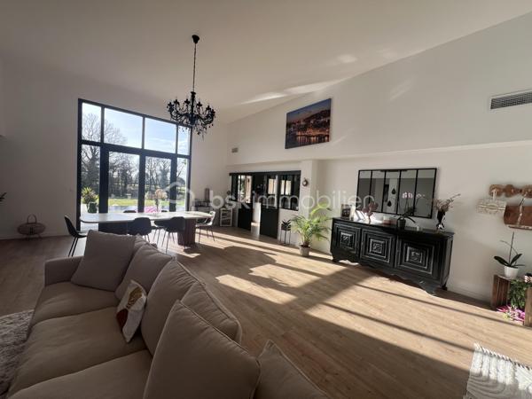 MAISON CONTEMPORAINE                      PROCHE DE COUTRAS                    HABITATION ET ACTIVITÉ LIBÉRALE 

Découvrez ce charmant havre de paix situé dans le quartier pavillonnaire proche de Coutras. Cette maison contemporaine de 190 m², nichée
sur un magnifique terrain de 1705 m², vous offre une vie paisible en pleine campagne.

Avec ses 8 pièces, un vaste séjour de plus de 60m2 , une cuisine aménagée et équipée , séparée par une grande verrière , ses 4/5 chambres  possible ,
dont une suite parentale avec une salle de bains et son dressing, 1 salle d'eau et un toilette séparé . Le cellier / buanderie , très bien pensé et
équipé , offrant de nombreux rangements . Cette maison vous accueille avec un style moderne et confortable.

Un espace dédié à une activité de garde d'enfants de plus de 40m2 , composé d'une salle de jeux , d'un toilette et de 2 espaces de repos sont
actuellement une source de revenus et pourrait devenir votre prochain lieu de travail ou bien une future chambre d'hotes . 

Les extérieurs ne sont pas en reste avec une terrasse orientée plein Sud, une piscine à débordement carrelée pour des moments de détente
ensoleillés. Un très parking pour plusieurs véhicules , sans oublier un carport attenant à la maison et 1 box pour plus de commodité. Profitez
d'une vue dégagée et d’un environnement calme.

La maison est équipée de la climatisation et d'un système de chauffage individuel par aérothermie (PAC air/air ) simple et économique . La
gare de St Seurin sur l'Isle et plusieurs lignes de bus sont à proximité, offrant un accès pratique aux transports en commun.

Ne manquez pas cette opportunité coup de cœur et venez la découvrir .
La taxe foncière s'élève à 933 €. Contactez Jean Noel Castaner pour plus d'informations