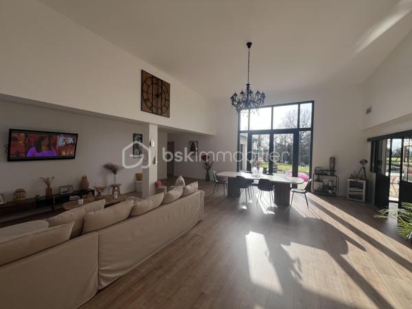 MAISON CONTEMPORAINE                      PROCHE DE COUTRAS                    HABITATION ET ACTIVITÉ LIBÉRALE 

Découvrez ce charmant havre de paix situé dans le quartier pavillonnaire proche de Coutras. Cette maison contemporaine de 190 m², nichée
sur un magnifique terrain de 1705 m², vous offre une vie paisible en pleine campagne.

Avec ses 8 pièces, un vaste séjour de plus de 60m2 , une cuisine aménagée et équipée , séparée par une grande verrière , ses 4/5 chambres  possible ,
dont une suite parentale avec une salle de bains et son dressing, 1 salle d'eau et un toilette séparé . Le cellier / buanderie , très bien pensé et
équipé , offrant de nombreux rangements . Cette maison vous accueille avec un style moderne et confortable.

Un espace dédié à une activité de garde d'enfants de plus de 40m2 , composé d'une salle de jeux , d'un toilette et de 2 espaces de repos sont
actuellement une source de revenus et pourrait devenir votre prochain lieu de travail ou bien une future chambre d'hotes . 

Les extérieurs ne sont pas en reste avec une terrasse orientée plein Sud, une piscine à débordement carrelée pour des moments de détente
ensoleillés. Un très parking pour plusieurs véhicules , sans oublier un carport attenant à la maison et 1 box pour plus de commodité. Profitez
d'une vue dégagée et d’un environnement calme.

La maison est équipée de la climatisation et d'un système de chauffage individuel par aérothermie (PAC air/air ) simple et économique . La
gare de St Seurin sur l'Isle et plusieurs lignes de bus sont à proximité, offrant un accès pratique aux transports en commun.

Ne manquez pas cette opportunité coup de cœur et venez la découvrir .
La taxe foncière s'élève à 933 €. Contactez Jean Noel Castaner pour plus d'informations