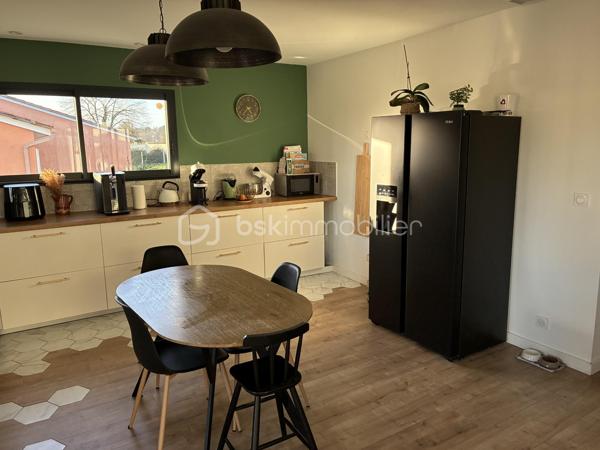 MAISON CONTEMPORAINE                      PROCHE DE COUTRAS                    HABITATION ET ACTIVITÉ LIBÉRALE 

Découvrez ce charmant havre de paix situé dans le quartier pavillonnaire proche de Coutras. Cette maison contemporaine de 190 m², nichée
sur un magnifique terrain de 1705 m², vous offre une vie paisible en pleine campagne.

Avec ses 8 pièces, un vaste séjour de plus de 60m2 , une cuisine aménagée et équipée , séparée par une grande verrière , ses 4/5 chambres  possible ,
dont une suite parentale avec une salle de bains et son dressing, 1 salle d'eau et un toilette séparé . Le cellier / buanderie , très bien pensé et
équipé , offrant de nombreux rangements . Cette maison vous accueille avec un style moderne et confortable.

Un espace dédié à une activité de garde d'enfants de plus de 40m2 , composé d'une salle de jeux , d'un toilette et de 2 espaces de repos sont
actuellement une source de revenus et pourrait devenir votre prochain lieu de travail ou bien une future chambre d'hotes . 

Les extérieurs ne sont pas en reste avec une terrasse orientée plein Sud, une piscine à débordement carrelée pour des moments de détente
ensoleillés. Un très parking pour plusieurs véhicules , sans oublier un carport attenant à la maison et 1 box pour plus de commodité. Profitez
d'une vue dégagée et d’un environnement calme.

La maison est équipée de la climatisation et d'un système de chauffage individuel par aérothermie (PAC air/air ) simple et économique . La
gare de St Seurin sur l'Isle et plusieurs lignes de bus sont à proximité, offrant un accès pratique aux transports en commun.

Ne manquez pas cette opportunité coup de cœur et venez la découvrir .
La taxe foncière s'élève à 933 €. Contactez Jean Noel Castaner pour plus d'informations
