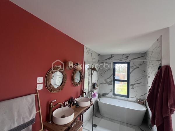 MAISON CONTEMPORAINE                      PROCHE DE COUTRAS                    HABITATION ET ACTIVITÉ LIBÉRALE 

Découvrez ce charmant havre de paix situé dans le quartier pavillonnaire proche de Coutras. Cette maison contemporaine de 190 m², nichée
sur un magnifique terrain de 1705 m², vous offre une vie paisible en pleine campagne.

Avec ses 8 pièces, un vaste séjour de plus de 60m2 , une cuisine aménagée et équipée , séparée par une grande verrière , ses 4/5 chambres  possible ,
dont une suite parentale avec une salle de bains et son dressing, 1 salle d'eau et un toilette séparé . Le cellier / buanderie , très bien pensé et
équipé , offrant de nombreux rangements . Cette maison vous accueille avec un style moderne et confortable.

Un espace dédié à une activité de garde d'enfants de plus de 40m2 , composé d'une salle de jeux , d'un toilette et de 2 espaces de repos sont
actuellement une source de revenus et pourrait devenir votre prochain lieu de travail ou bien une future chambre d'hotes . 

Les extérieurs ne sont pas en reste avec une terrasse orientée plein Sud, une piscine à débordement carrelée pour des moments de détente
ensoleillés. Un très parking pour plusieurs véhicules , sans oublier un carport attenant à la maison et 1 box pour plus de commodité. Profitez
d'une vue dégagée et d’un environnement calme.

La maison est équipée de la climatisation et d'un système de chauffage individuel par aérothermie (PAC air/air ) simple et économique . La
gare de St Seurin sur l'Isle et plusieurs lignes de bus sont à proximité, offrant un accès pratique aux transports en commun.

Ne manquez pas cette opportunité coup de cœur et venez la découvrir .
La taxe foncière s'élève à 933 €. Contactez Jean Noel Castaner pour plus d'informations