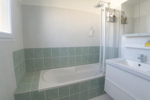 La Roquebrussanne (83136) Maison 4 pièces avec terrasse couverte et petit jardin