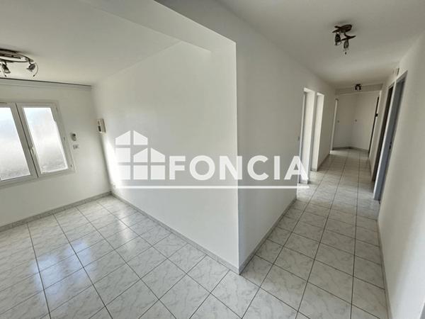 Location Local commercial 9 pièces 118 m² - 162 AVENUE CHARLES DE GAULLE Tonnay Charente 17430