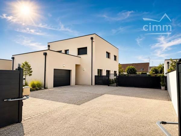 Certaines maisons donnent envie dès les premiers instants. Celle-ci en fait partie.