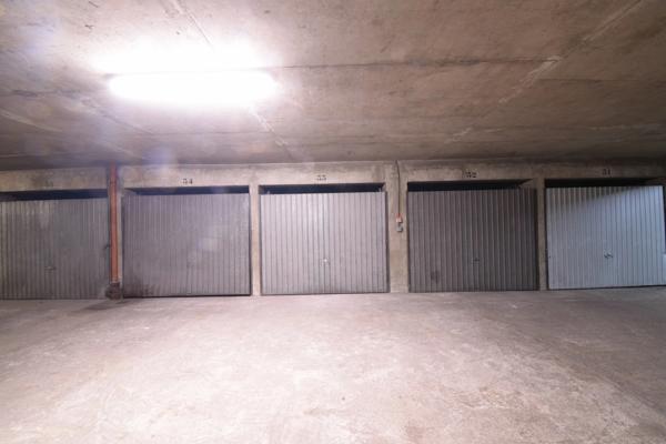Paris porte de Bagnolet: deux boxes à vendre (28 m² au total)
