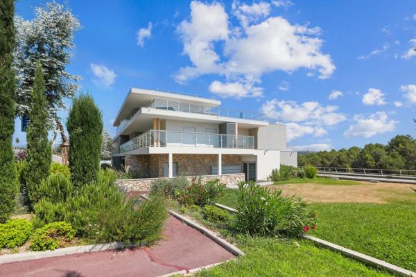 "Appartement d’Exception avec Terrasse et Piscine – Clé en Main, Vue Nature !"