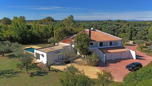 Villa d’architecte esprit loft ,ouverte sur piscine et parc arboré