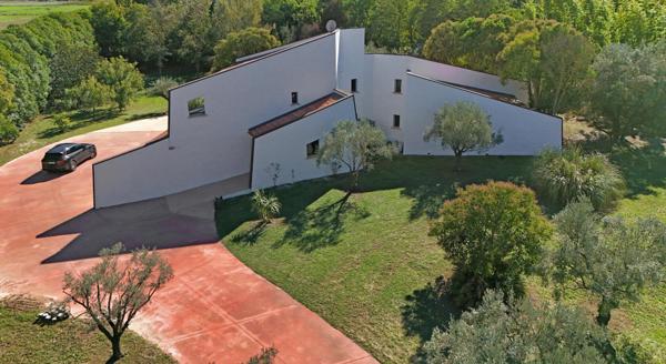 Villa d’architecte esprit loft ,ouverte sur piscine et parc arboré