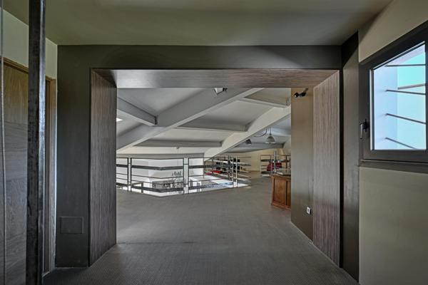 Villa d’architecte esprit loft ,ouverte sur piscine et parc arboré