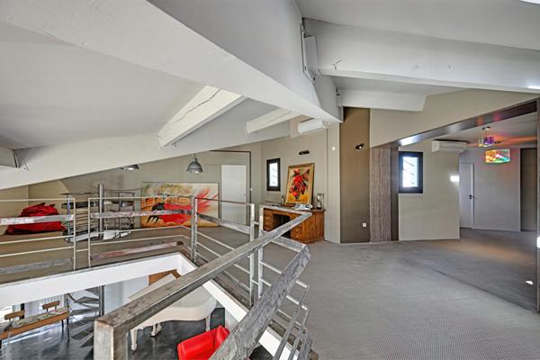 Villa d’architecte esprit loft ,ouverte sur piscine et parc arboré