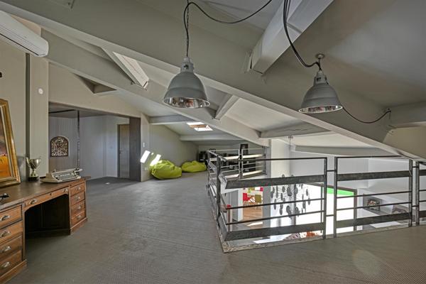 Villa d’architecte esprit loft ,ouverte sur piscine et parc arboré