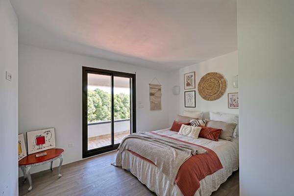 Villa d’architecte esprit loft ,ouverte sur piscine et parc arboré