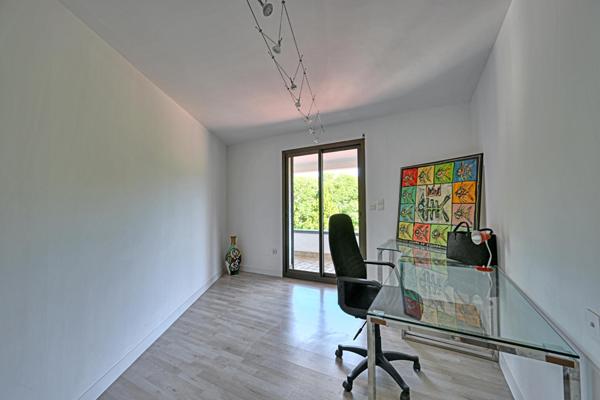 Villa d’architecte esprit loft ,ouverte sur piscine et parc arboré