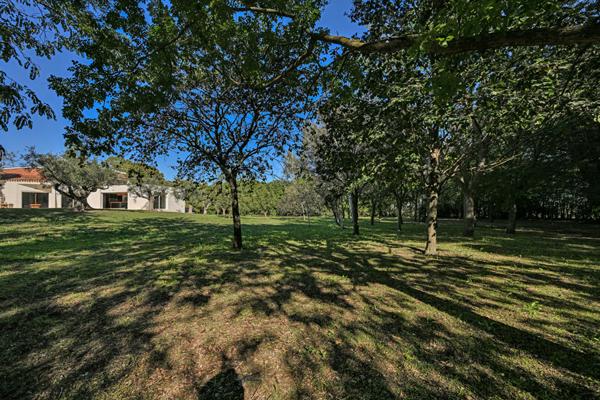Villa d’architecte esprit loft ,ouverte sur piscine et parc arboré