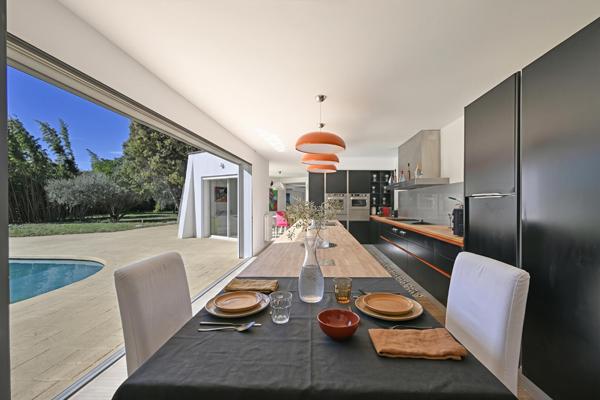Villa d’architecte esprit loft ,ouverte sur piscine et parc arboré