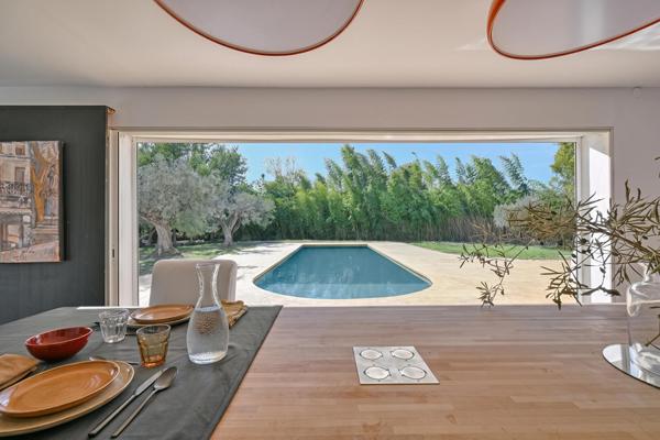 Villa d’architecte esprit loft ,ouverte sur piscine et parc arboré