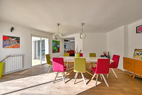 Villa d’architecte esprit loft ,ouverte sur piscine et parc arboré