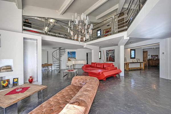 Villa d’architecte esprit loft ,ouverte sur piscine et parc arboré
