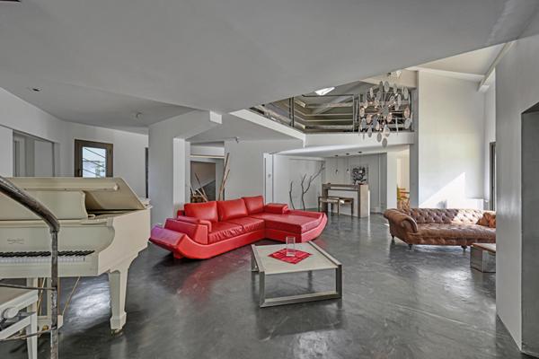 Villa d’architecte esprit loft ,ouverte sur piscine et parc arboré