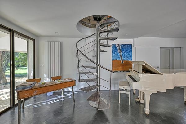 Villa d’architecte esprit loft ,ouverte sur piscine et parc arboré
