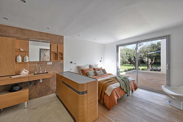 Villa d’architecte esprit loft ,ouverte sur piscine et parc arboré