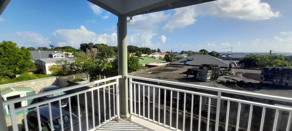 Location meublée à Sainte-Rose 74 m², salon, 2 chambres, cuisine ouverte