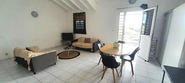Location meublée à Sainte-Rose 74 m², salon, 2 chambres, cuisine ouverte