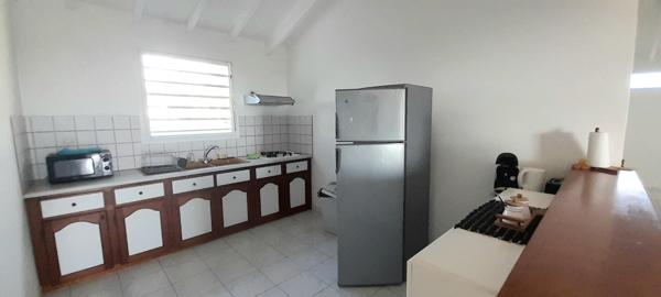 Location meublée à Sainte-Rose 74 m², salon, 2 chambres, cuisine ouverte