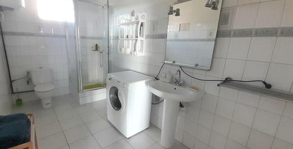 Location meublée à Sainte-Rose 74 m², salon, 2 chambres, cuisine ouverte