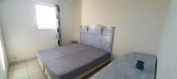 Location meublée à Sainte-Rose 74 m², salon, 2 chambres, cuisine ouverte