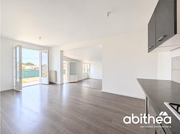 Maison de plain pied de 91 m2 rénovée, à louer en non meublée au coeur de Galgon !