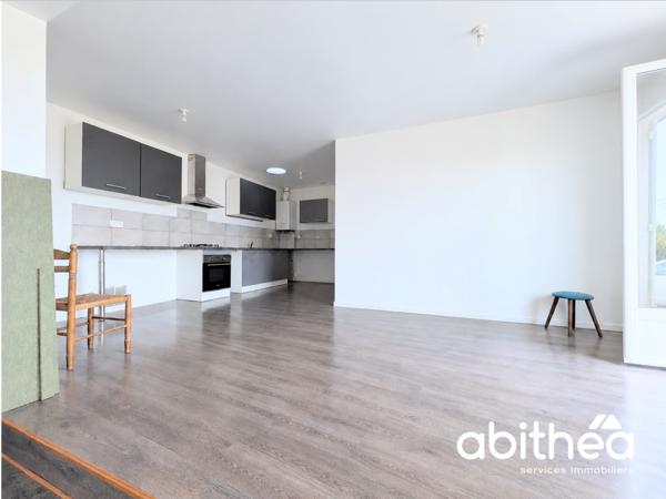 Maison de plain pied de 91 m2 rénovée, à louer en non meublée au coeur de Galgon !