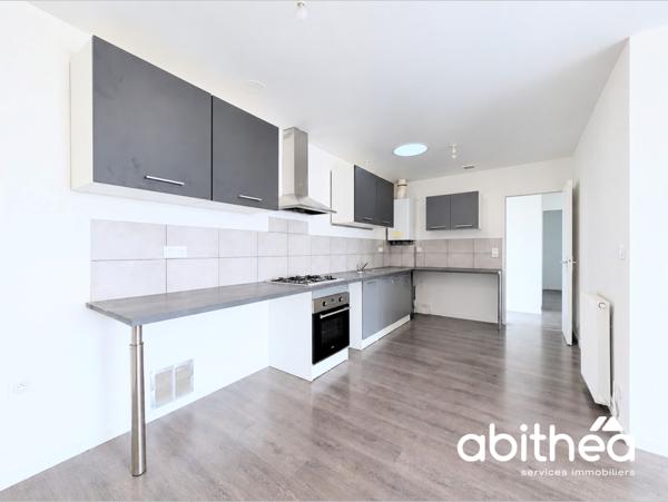 Maison de plain pied de 91 m2 rénovée, à louer en non meublée au coeur de Galgon !