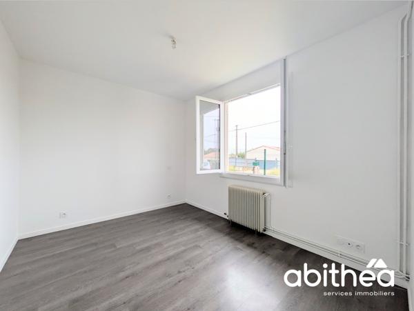 Maison de plain pied de 91 m2 rénovée, à louer en non meublée au coeur de Galgon !