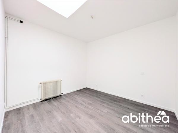 Maison de plain pied de 91 m2 rénovée, à louer en non meublée au coeur de Galgon !