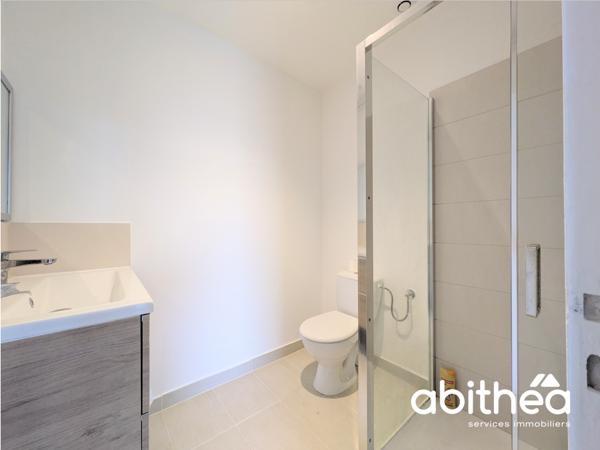 Maison de plain pied de 91 m2 rénovée, à louer en non meublée au coeur de Galgon !