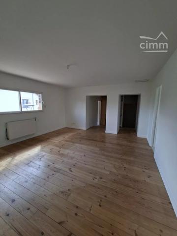 GOLFECH. Maison ancienne rénovée de type V sur terrain clos de 849m²; Double garage indépendant.
