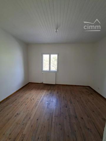 GOLFECH. Maison ancienne rénovée de type V sur terrain clos de 849m²; Double garage indépendant.