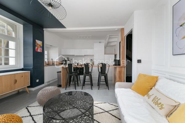 DINAN CENTRE (Secteur du Château) - Maison de ville en pierre - 5 chambres - Investissement locatif

Valérie Caplot, Votre Alliée Locale en Immobilier, vous présente cette maison de ville en pierre située dans le secteur recherché du Château, l'un des quartiers les plus prisés du centre historique de Dinan, entre ruelles pavées et remparts.

Développant environ 105 m² sur plusieurs niveaux, elle offre une configuration particulièrement adaptée à la colocation, avec des chambres réparties sur les étages, chacune bénéficiant d'espaces sanitaires à proximité :
- une pièce de vie avec cuisine ouverte aménagée et équipée
- cinq chambres
- deux pièces d'eau
- deux WC
- une buanderie

HISTORIQUE LOCATIF
Un historique locatif concret : 15 500 € de loyers hors charges encaissés en colocation étudiante sur 2025/2026.
Ce revenu a été complété par une activité de location saisonnière, dont les modalités de poursuite seront précisées lors d'un échange direct.

INFORMATIONS COMPLEMENTAIRES
La maison a bénéficié d'une rénovation importante en 2022-2023.
Elle est proposée meublée et équipée, facilitant une nouvelle mise en location meublée ou une résidence secondaire.
Emplacement en centre-ville, à pied des commerces, services et animations.
Stationnement public gratuit à proximité.

POUR QUI?
Cette maison pourra notamment répondre au projet :
- d'un investisseur en quête d'un bien déjà rentabilisé
- d'un parent souhaitant loger son enfant étudiant tout en louant les autres chambres
- ou d'un acquéreur en quête d'une maison de caractère au cœur de Dinan, où l'emplacement et le nombre de chambres priment sur le jardin

📞 Historique locatif complet et modalités communiqués après échange sur votre projet d'acquisition.
