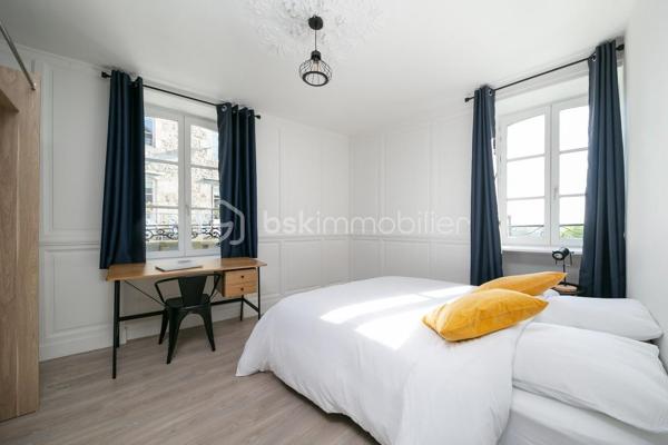 DINAN CENTRE (Secteur du Château) - Maison de ville en pierre - 5 chambres - Investissement locatif

Valérie Caplot, Votre Alliée Locale en Immobilier, vous présente cette maison de ville en pierre située dans le secteur recherché du Château, l'un des quartiers les plus prisés du centre historique de Dinan, entre ruelles pavées et remparts.

Développant environ 105 m² sur plusieurs niveaux, elle offre une configuration particulièrement adaptée à la colocation, avec des chambres réparties sur les étages, chacune bénéficiant d'espaces sanitaires à proximité :
- une pièce de vie avec cuisine ouverte aménagée et équipée
- cinq chambres
- deux pièces d'eau
- deux WC
- une buanderie

HISTORIQUE LOCATIF
Un historique locatif concret : 15 500 € de loyers hors charges encaissés en colocation étudiante sur 2025/2026.
Ce revenu a été complété par une activité de location saisonnière, dont les modalités de poursuite seront précisées lors d'un échange direct.

INFORMATIONS COMPLEMENTAIRES
La maison a bénéficié d'une rénovation importante en 2022-2023.
Elle est proposée meublée et équipée, facilitant une nouvelle mise en location meublée ou une résidence secondaire.
Emplacement en centre-ville, à pied des commerces, services et animations.
Stationnement public gratuit à proximité.

POUR QUI?
Cette maison pourra notamment répondre au projet :
- d'un investisseur en quête d'un bien déjà rentabilisé
- d'un parent souhaitant loger son enfant étudiant tout en louant les autres chambres
- ou d'un acquéreur en quête d'une maison de caractère au cœur de Dinan, où l'emplacement et le nombre de chambres priment sur le jardin

📞 Historique locatif complet et modalités communiqués après échange sur votre projet d'acquisition.
