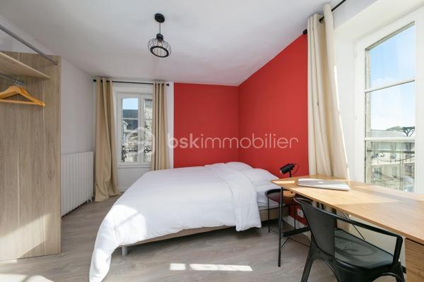 DINAN CENTRE (Secteur du Château) - Maison de ville en pierre - 5 chambres - Investissement locatif

Valérie Caplot, Votre Alliée Locale en Immobilier, vous présente cette maison de ville en pierre située dans le secteur recherché du Château, l'un des quartiers les plus prisés du centre historique de Dinan, entre ruelles pavées et remparts.

Développant environ 105 m² sur plusieurs niveaux, elle offre une configuration particulièrement adaptée à la colocation, avec des chambres réparties sur les étages, chacune bénéficiant d'espaces sanitaires à proximité :
- une pièce de vie avec cuisine ouverte aménagée et équipée
- cinq chambres
- deux pièces d'eau
- deux WC
- une buanderie

HISTORIQUE LOCATIF
Un historique locatif concret : 15 500 € de loyers hors charges encaissés en colocation étudiante sur 2025/2026.
Ce revenu a été complété par une activité de location saisonnière, dont les modalités de poursuite seront précisées lors d'un échange direct.

INFORMATIONS COMPLEMENTAIRES
La maison a bénéficié d'une rénovation importante en 2022-2023.
Elle est proposée meublée et équipée, facilitant une nouvelle mise en location meublée ou une résidence secondaire.
Emplacement en centre-ville, à pied des commerces, services et animations.
Stationnement public gratuit à proximité.

POUR QUI?
Cette maison pourra notamment répondre au projet :
- d'un investisseur en quête d'un bien déjà rentabilisé
- d'un parent souhaitant loger son enfant étudiant tout en louant les autres chambres
- ou d'un acquéreur en quête d'une maison de caractère au cœur de Dinan, où l'emplacement et le nombre de chambres priment sur le jardin

📞 Historique locatif complet et modalités communiqués après échange sur votre projet d'acquisition.