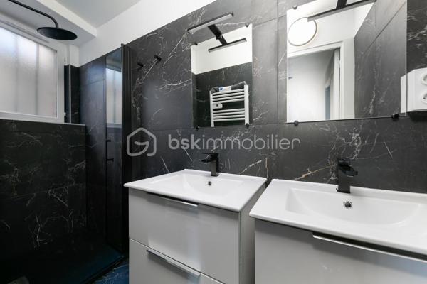 DINAN CENTRE (Secteur du Château) - Maison de ville en pierre - 5 chambres - Investissement locatif

Valérie Caplot, Votre Alliée Locale en Immobilier, vous présente cette maison de ville en pierre située dans le secteur recherché du Château, l'un des quartiers les plus prisés du centre historique de Dinan, entre ruelles pavées et remparts.

Développant environ 105 m² sur plusieurs niveaux, elle offre une configuration particulièrement adaptée à la colocation, avec des chambres réparties sur les étages, chacune bénéficiant d'espaces sanitaires à proximité :
- une pièce de vie avec cuisine ouverte aménagée et équipée
- cinq chambres
- deux pièces d'eau
- deux WC
- une buanderie

HISTORIQUE LOCATIF
Un historique locatif concret : 15 500 € de loyers hors charges encaissés en colocation étudiante sur 2025/2026.
Ce revenu a été complété par une activité de location saisonnière, dont les modalités de poursuite seront précisées lors d'un échange direct.

INFORMATIONS COMPLEMENTAIRES
La maison a bénéficié d'une rénovation importante en 2022-2023.
Elle est proposée meublée et équipée, facilitant une nouvelle mise en location meublée ou une résidence secondaire.
Emplacement en centre-ville, à pied des commerces, services et animations.
Stationnement public gratuit à proximité.

POUR QUI?
Cette maison pourra notamment répondre au projet :
- d'un investisseur en quête d'un bien déjà rentabilisé
- d'un parent souhaitant loger son enfant étudiant tout en louant les autres chambres
- ou d'un acquéreur en quête d'une maison de caractère au cœur de Dinan, où l'emplacement et le nombre de chambres priment sur le jardin

📞 Historique locatif complet et modalités communiqués après échange sur votre projet d'acquisition.