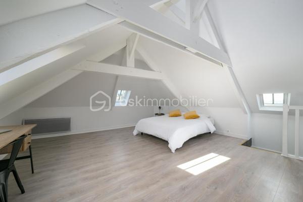 DINAN CENTRE (Secteur du Château) - Maison de ville en pierre - 5 chambres - Investissement locatif

Valérie Caplot, Votre Alliée Locale en Immobilier, vous présente cette maison de ville en pierre située dans le secteur recherché du Château, l'un des quartiers les plus prisés du centre historique de Dinan, entre ruelles pavées et remparts.

Développant environ 105 m² sur plusieurs niveaux, elle offre une configuration particulièrement adaptée à la colocation, avec des chambres réparties sur les étages, chacune bénéficiant d'espaces sanitaires à proximité :
- une pièce de vie avec cuisine ouverte aménagée et équipée
- cinq chambres
- deux pièces d'eau
- deux WC
- une buanderie

HISTORIQUE LOCATIF
Un historique locatif concret : 15 500 € de loyers hors charges encaissés en colocation étudiante sur 2025/2026.
Ce revenu a été complété par une activité de location saisonnière, dont les modalités de poursuite seront précisées lors d'un échange direct.

INFORMATIONS COMPLEMENTAIRES
La maison a bénéficié d'une rénovation importante en 2022-2023.
Elle est proposée meublée et équipée, facilitant une nouvelle mise en location meublée ou une résidence secondaire.
Emplacement en centre-ville, à pied des commerces, services et animations.
Stationnement public gratuit à proximité.

POUR QUI?
Cette maison pourra notamment répondre au projet :
- d'un investisseur en quête d'un bien déjà rentabilisé
- d'un parent souhaitant loger son enfant étudiant tout en louant les autres chambres
- ou d'un acquéreur en quête d'une maison de caractère au cœur de Dinan, où l'emplacement et le nombre de chambres priment sur le jardin

📞 Historique locatif complet et modalités communiqués après échange sur votre projet d'acquisition.