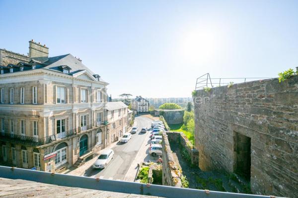 DINAN CENTRE (Secteur du Château) - Maison de ville en pierre - 5 chambres - Investissement locatif

Valérie Caplot, Votre Alliée Locale en Immobilier, vous présente cette maison de ville en pierre située dans le secteur recherché du Château, l'un des quartiers les plus prisés du centre historique de Dinan, entre ruelles pavées et remparts.

Développant environ 105 m² sur plusieurs niveaux, elle offre une configuration particulièrement adaptée à la colocation, avec des chambres réparties sur les étages, chacune bénéficiant d'espaces sanitaires à proximité :
- une pièce de vie avec cuisine ouverte aménagée et équipée
- cinq chambres
- deux pièces d'eau
- deux WC
- une buanderie

HISTORIQUE LOCATIF
Un historique locatif concret : 15 500 € de loyers hors charges encaissés en colocation étudiante sur 2025/2026.
Ce revenu a été complété par une activité de location saisonnière, dont les modalités de poursuite seront précisées lors d'un échange direct.

INFORMATIONS COMPLEMENTAIRES
La maison a bénéficié d'une rénovation importante en 2022-2023.
Elle est proposée meublée et équipée, facilitant une nouvelle mise en location meublée ou une résidence secondaire.
Emplacement en centre-ville, à pied des commerces, services et animations.
Stationnement public gratuit à proximité.

POUR QUI?
Cette maison pourra notamment répondre au projet :
- d'un investisseur en quête d'un bien déjà rentabilisé
- d'un parent souhaitant loger son enfant étudiant tout en louant les autres chambres
- ou d'un acquéreur en quête d'une maison de caractère au cœur de Dinan, où l'emplacement et le nombre de chambres priment sur le jardin

📞 Historique locatif complet et modalités communiqués après échange sur votre projet d'acquisition.